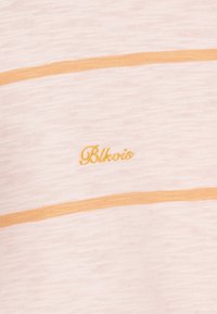 Camicetta rosa chiaro con un delicato motivo testurizzato, strisce orizzontali gialle e logo ricamato "Blkvis" in giallo.