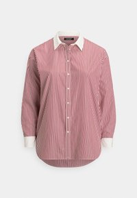 Πουκάμισο με κουμπιά και μακριά μανίκια, με κάθετες κόκκινες και λευκές ρίγες, λευκό γιακά και λευκές μανσέτες σε απλό φόντο.