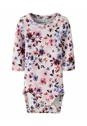Body de bébé à manches longues avec un motif floral en coton doux. Présente des nuances de rose, violet et noir sur un fond clair, avec une fermeture à pression en bas.