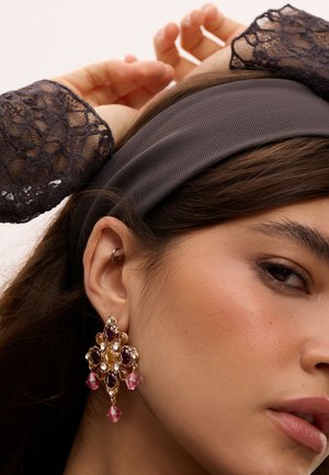 Stradivarius, JEWELLED CROSS EARRINGS - Boucles d'oreilles - gold-coloured