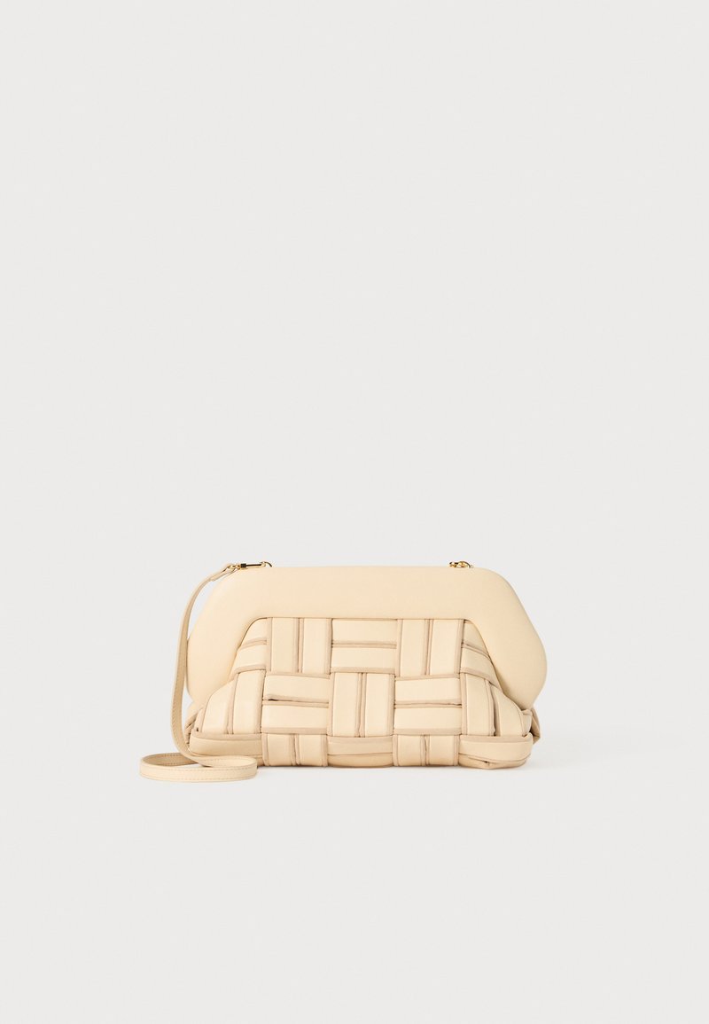 Gewebte beige Handtasche mit strukturiertem Design, ausgestattet mit einer glatten Oberseite und einem langen Tragegurt. Texturierte Details verbessern das Gesamtbild.