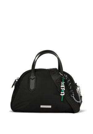 Černá kulatá kabelka s dvojitými ušima, odnímatelným popruhem s logem a dekoračním přívěskem s stylizovanými obličeji a písmenem K.