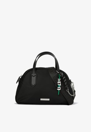 Čierna zaoblená kabelka s dvojitými uchami, odnímateľným popruhom so značkou a dekoratívnym príveskom so stilizovanými tvárami a písmenom K.