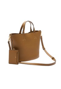 Brązowa skórzana torba tote z podwójnymi uchwytami, odczepianym paskiem na ramię i dopasowanym etui na karty. Gładka faktura i minimalistyczny design.