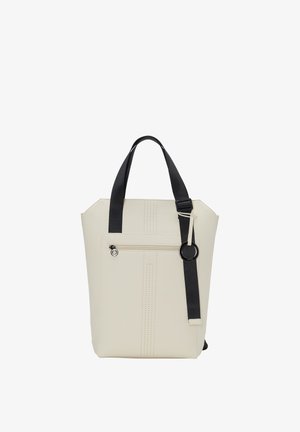 Kremowy plecak z czarnymi paskami, wyposażony w przednią kieszeń na suwak, pionowe przeszycia oraz ozdobny pierścień na pasku.