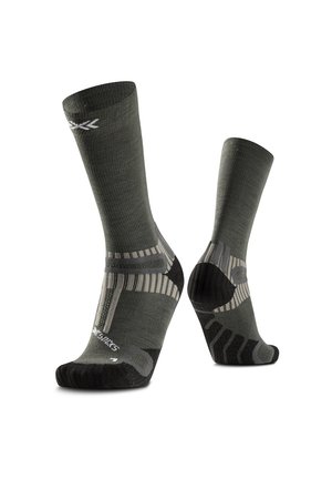 Donkergrijze sportsokken tot over de kuit met zwarte hiel- en teenzones en lichtgrijze gewatteerde steunzones.