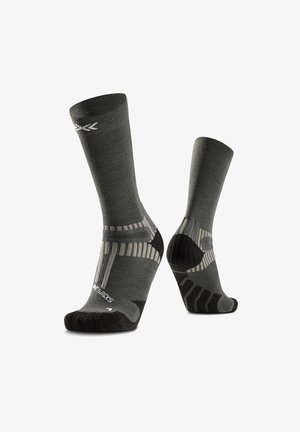 Chaussettes de sport gris foncé, hauteur mollet, avec talon et pointe noirs et zones de soutien rembourrées gris clair.