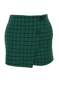 Shorts en tweed vert avec un motif à carreaux texturé, dotés de deux boutons verts à l'avant et d'une coupe ajustée.