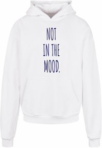 Hanorac alb cu buzunar tip cangur, având textul "NOT IN THE MOOD" imprimat vertical în albastru închis. Design clasic cu glugă.