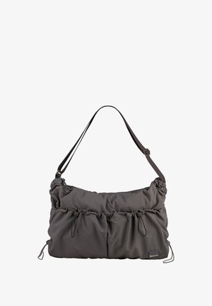 Grijze nylon schoudertas met geplooide textuur, dubbele ritssluitingen, verstelbare schouderband en voorzakken. Merkenlogo zichtbaar aan de zijkant.