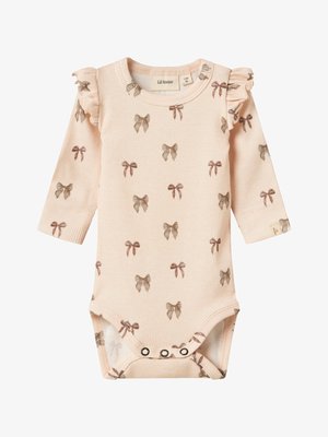 Šviesiai rožinė guma su ilgomis rankovėmis, puošta pakartotu rudų kaspinių raštu. Sukurtos volanai peties akcentai ir spaudimo uždarymai apačioje.