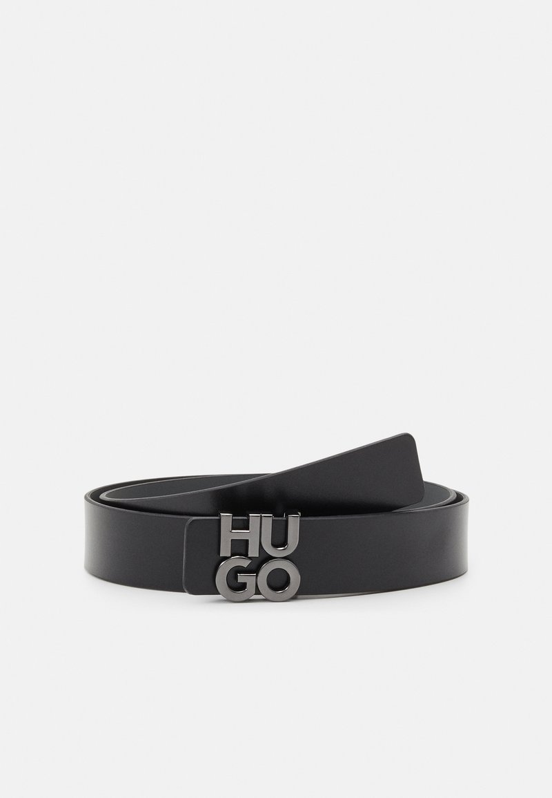 Schwarzer Leder Gürtel mit glatter Textur, ausgestattet mit einer metallischen Doppelbuchstaben-Paraschließe mit der Gravur "HUGO". Flexibles Band mit einem klaren, minimalistischen Design.