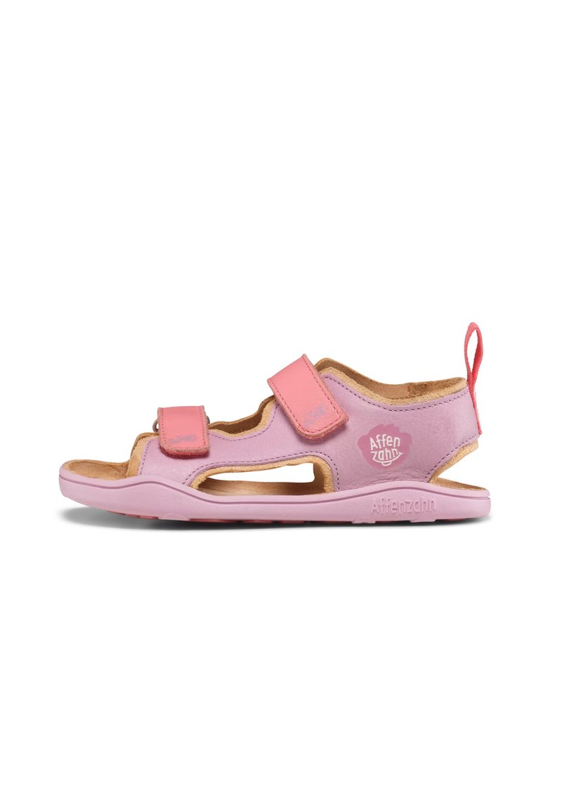 Sandalias de color rosa claro con una plantilla de corcho, que cuentan con correas de Velcro ajustables, lados recortados y un logotipo en el talón. Diseño ligero.