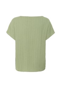 Top verde chiaro a maniche corte in un tessuto texturizzato e a righe. Vestibilità rilassata e scollatura a barca. La vista posteriore mostra un design solido e pulito.