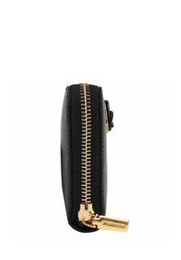 Zwarte portemonnee met ritssluiting, voorzien van gouden ritshardware, een gestructureerde afwerking en een compact, rechthoekig ontwerp voor gemakkelijk meenemen.