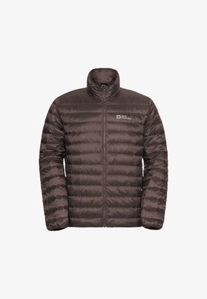 Braune, gepolsterte Jacke mit hohem Kragen, durchgehendem Reißverschluss und horizontalem Steppmuster. Verfügt über das "Jack Wolfskin"-Logo auf der linken Brust.
