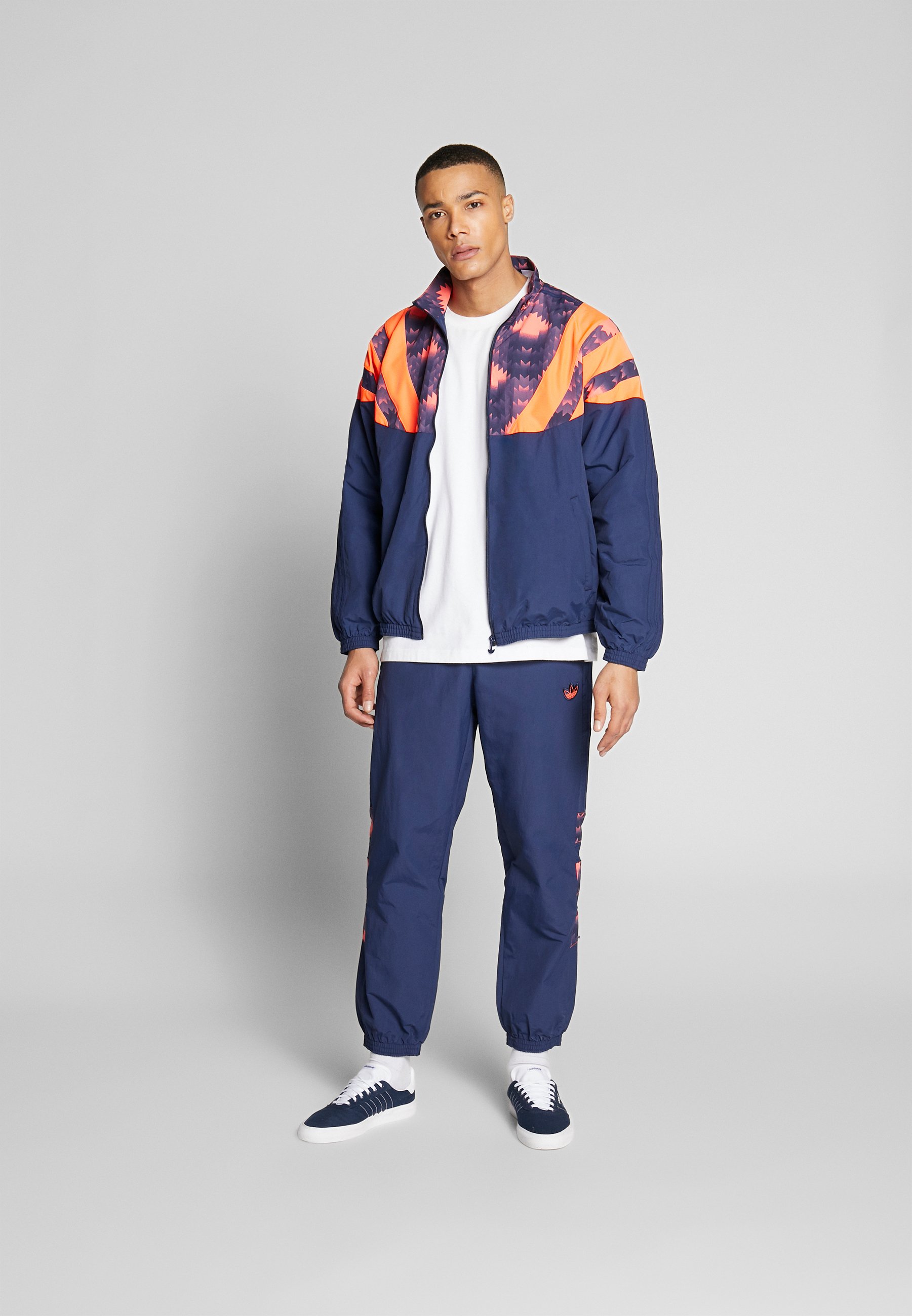 adidas Originals GRAPHICS SPORT INSPIRED TRACK TOP adidas Originals SAMSTAG SPORT INSPIRED TRACKSUIT JACKET