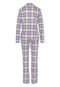 Conjunto de pijama de dos piezas en un patrón de cuadros que presenta colores blanco, púrpura y azul. La parte superior de manga larga tiene un cuello, y los pantalones son de pierna recta.