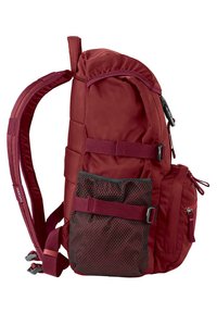 Rode nylon rugzak met een gevoerd lichaam, verstelbare banden en een zijvak van gaas. Voorzien van gespen en ritsen voor een veilige sluiting.