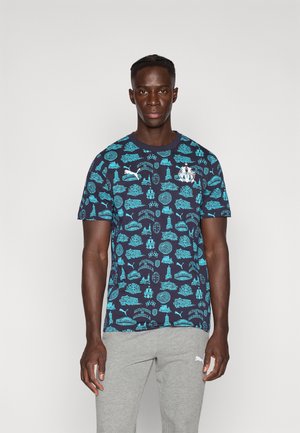 Marineblaues Grafik-T-Shirt mit türkisfarbenen Stadtansichten und Symbolen. Hergestellt aus Baumwolle, mit Rundhalsausschnitt und kurzen Ärmeln.