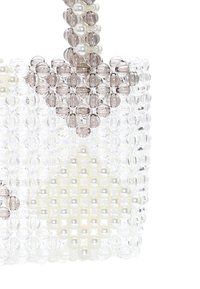 Tiszta gyöngyökkel díszített kézitáska, lekerekített pasztell lila és fehér gyöngyökkel, geometrikus mintával és átlátszó anyaggal.