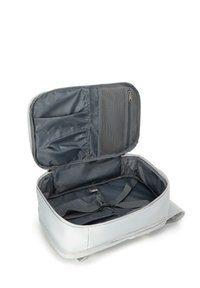 Sac de voyage en tissu gris de forme rectangulaire, doté de plusieurs poches intérieures, de fermetures éclair et d'un compartiment rembourré pour un rangement sécurisé.
