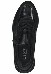 Sneaker nera realizzata in pelle e rete, con lacci, chiusura con zip e dettagli testurizzati. All'interno è visibile una soletta imbottita.