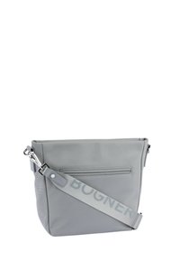 Borsa a tracolla grigia realizzata in tessuto testurizzato, dotata di una tasca con zip frontale, un gancio in metallo argentato e un cinturino con il logo "BOGNER".