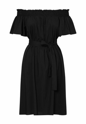 Robe midi noire épaules dénudées avec encolure à volants, manches courtes et ceinture nouée à la taille.