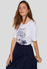 Weißes T-Shirt mit Rundhalsausschnitt und kurzen Ärmeln, das auf der Vorderseite einen schwarzen grafischen Druck von Blumen und das Wort "Einfach" zeigt.