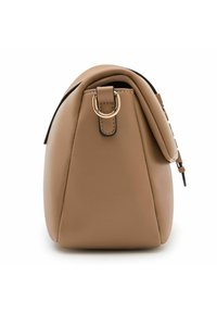 Tanfarbene Handtasche aus Kunstleder mit einer strukturierten, abgerundeten Form, die einen goldenen Hardware-Ring und einen gefalteten oberen Verschluss aufweist. Geschmeidige Textur.