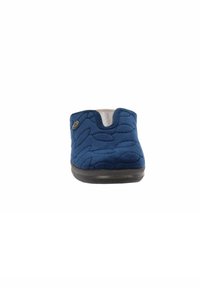 Scarpa blu con tomaia a trama trapuntata, punta arrotondata, e suola in gomma nera. Presenta un piccolo logo metallico decorativo sul lato.