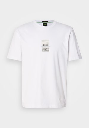 Valge puuvillane T-särk, millel on ristkülikukujuline graafika, kus on kirjas "BOSS", sinine joon ja monokroomne pilt. Lühikesed varrukad ja ümmargune kaelus.