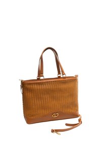 Borsa a tracolla in tessuto marrone con dettagli in pelle, presenta manici doppi, una tracolla removibile e un logo in metallo dorato sul davanti.
