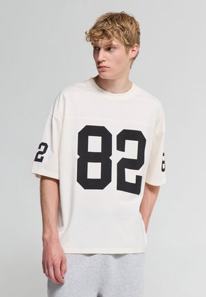 Terranova, T-SHIRT CON STAMPA NUMERO E VESTIBILITÀ BOXY - T-shirt con stampa - bianco lana