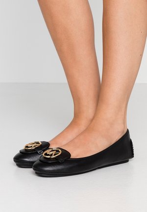 Ballerines en cuir noir avec un bout rond, ornées d'un accent logo doré à l'avant, texture lisse et semelle basse.