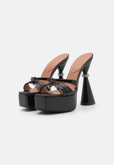 Schwarze Lackleder-Plateausandalen mit breiten Riemen, strukturierter Oberfläche und konischen Absätzen. Mit einem metallischen Detail am Absatz akzentuiert.