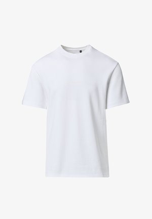 Prosty biały t-shirt z krótkim rękawem i okrągłym dekoltem, z subtelnym tłoczonym napisem na środku klatki piersiowej oraz czarną metką z rozmiarem wewnątrz kołnierzyka.