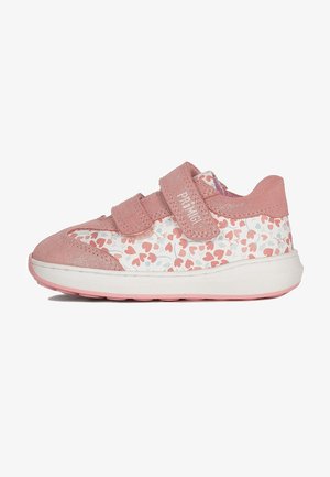 Sneaker in suede e tessuto rosa con base bianca, motivo floreale in tonalità di rosa e blu, doppio strap in velcro e suola in gomma testurizzata.