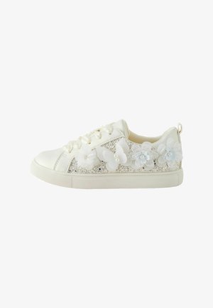 Hvid sneaker med snørelukning, med en glitrende sølvsidepanel og dekorative sommerfugle og blomster i hvid og lyseblå.