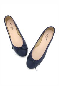 Bailarinas de cuero azul marino con punta redonda, ribete elástico y un lazo decorativo en la parte delantera. Plantilla beige suave visible.