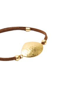 Brązowa bransoletka z zamszu z młotkowanym metalowym centrum w złotym odcieniu i złotymi koralikami jako akcentem, o gładkim, błyszczącym wykończeniu.