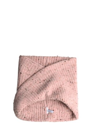 Écharpe tricotée rose pliée avec un motif moucheté et une petite étiquette blanche portant la mention "CECIL" sur un fond blanc.