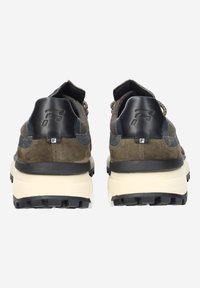 Baskets en daim marron et gris avec surfaces texturées, accents en cuir noir et semelles épaisses blanches. Comprennent un talon renforcé et des lacets.