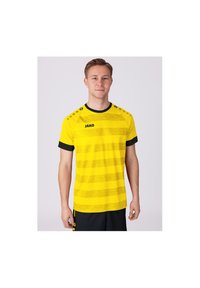 Gelbes Sporttrikot mit schwarzen Streifen und Akzenten, mit einem runden Halsausschnitt, kurzen Ärmeln und Logodetails auf der Vorderseite und den Schultern.