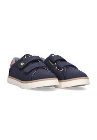 Zapatillas de lona de color navy con dos correas de Velcro, forro a rayas en gris y blanco, y una suela de goma en tono claro. Presentan acentos en verde neón.