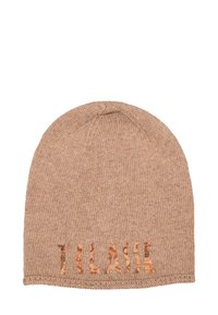 Berretto lavorato a maglia in marrone chiaro con una texture a coste e lettere ritagliate che formano la parola "CLASSIC" in un materiale naturale.