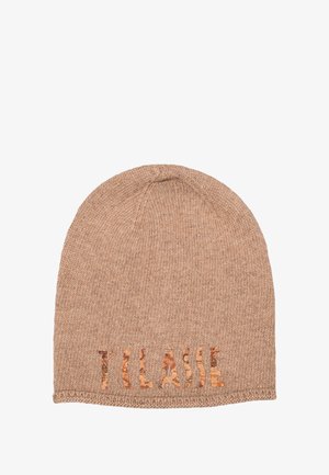 Berretto lavorato a maglia in marrone chiaro con una texture a coste e lettere ritagliate che formano la parola "CLASSIC" in un materiale naturale.