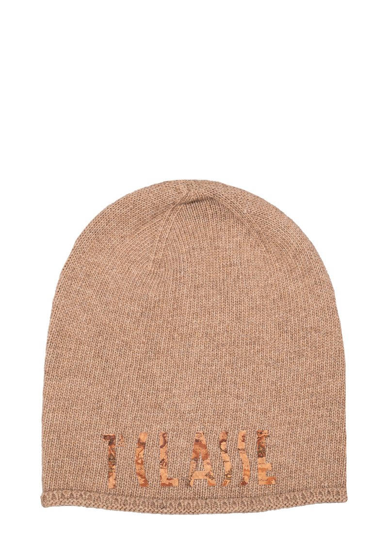 Berretto lavorato a maglia in marrone chiaro con una texture a coste e lettere ritagliate che formano la parola "CLASSIC" in un materiale naturale.
