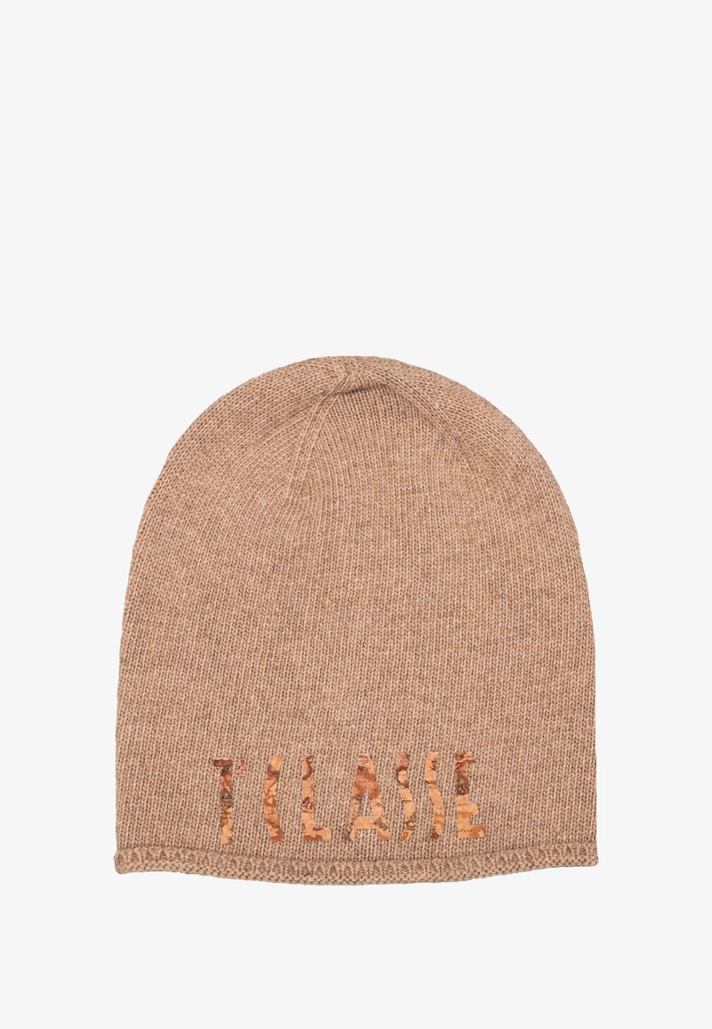 Berretto lavorato a maglia in marrone chiaro con una texture a coste e lettere ritagliate che formano la parola "CLASSIC" in un materiale naturale.